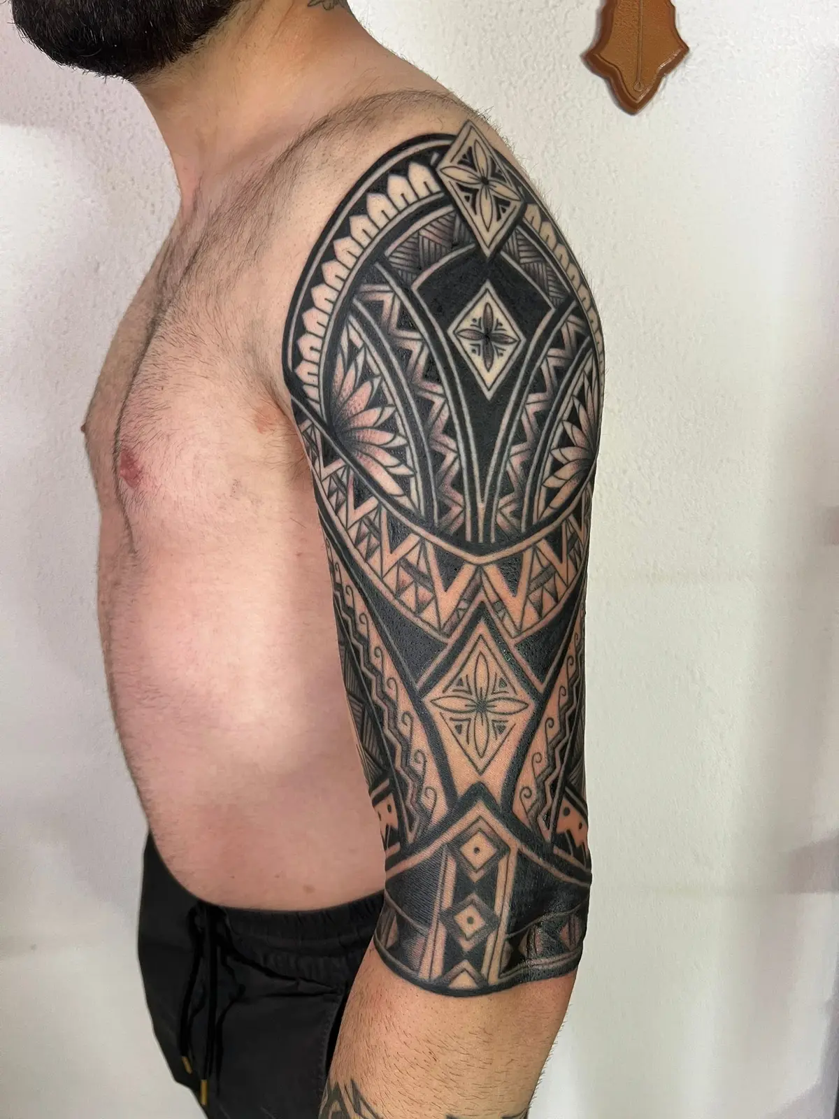 Tatouage blackwork géométrique