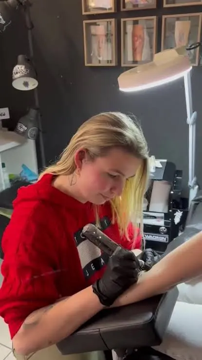 Lisa en train de tatouer